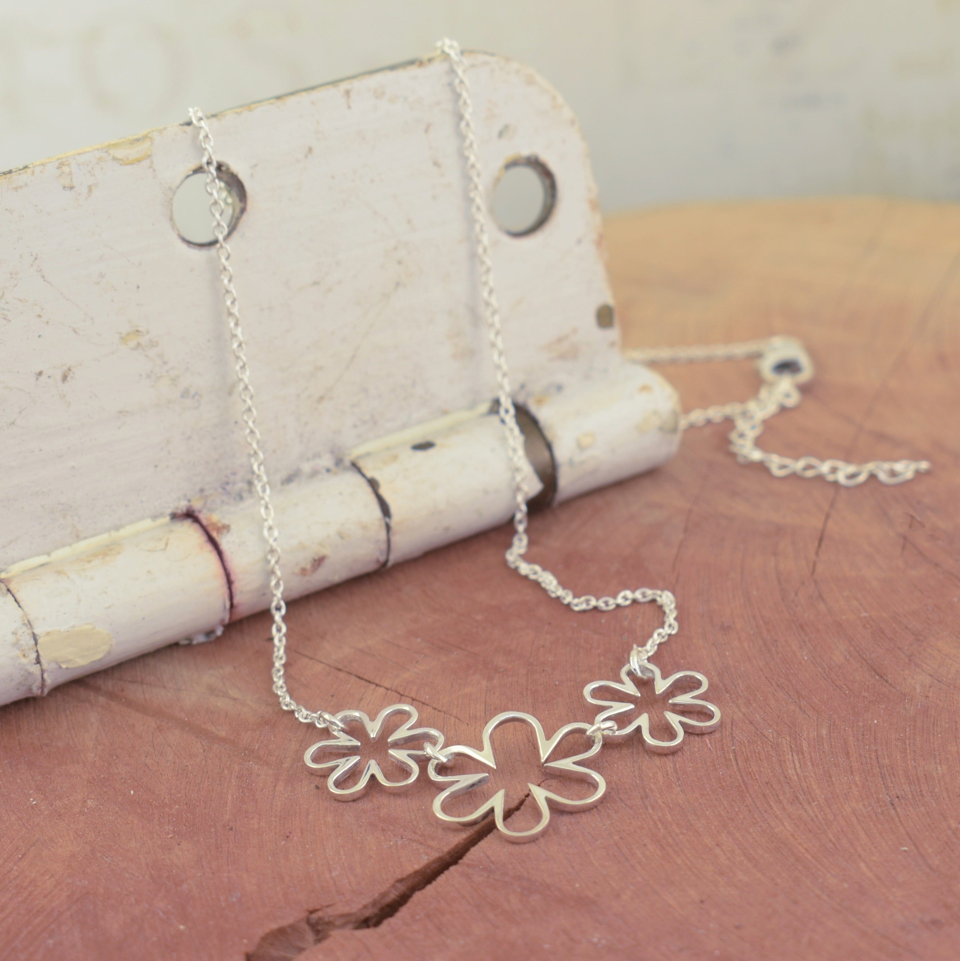 flower daisy cut out necklace