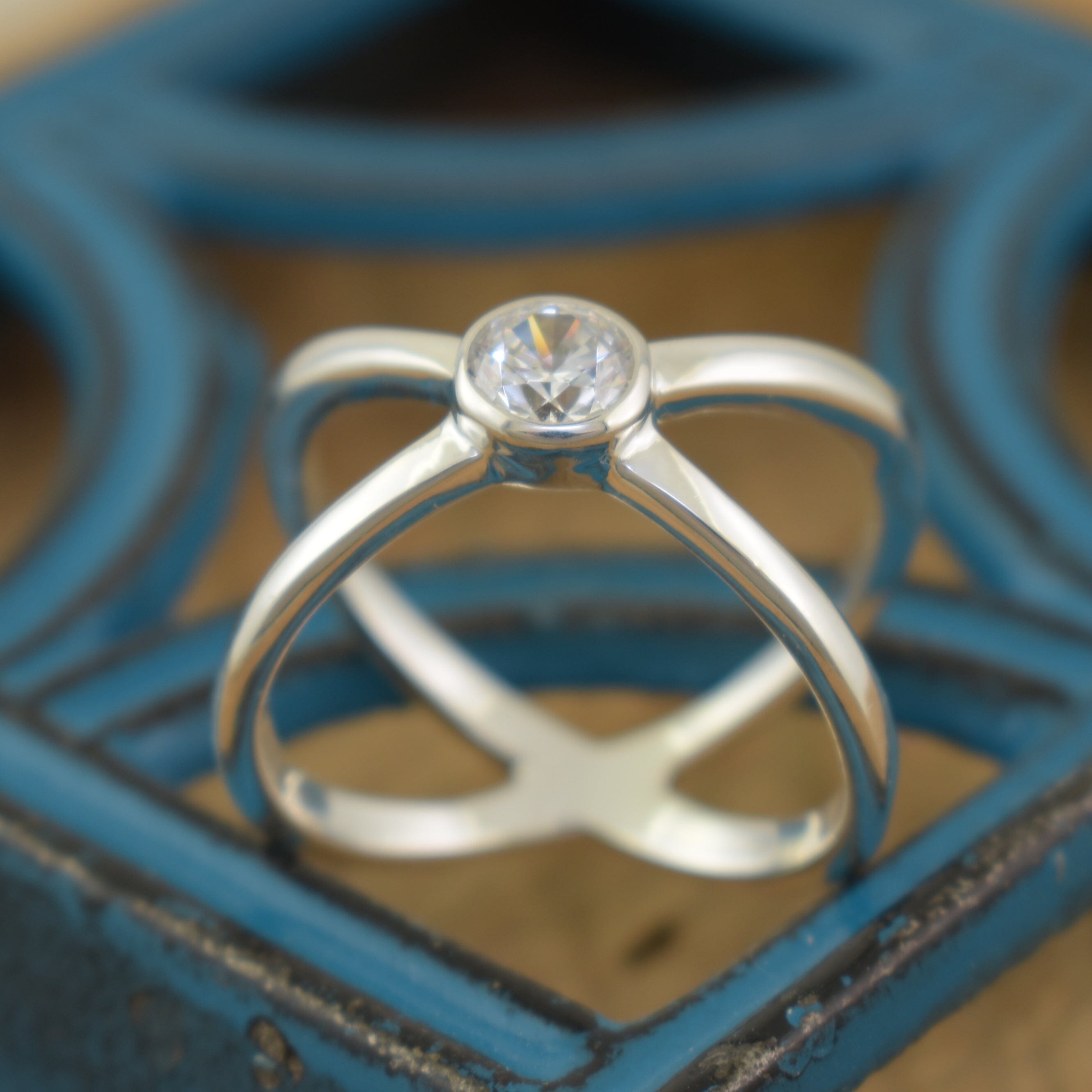 minimalist style criss cross CZ ring - Intersect