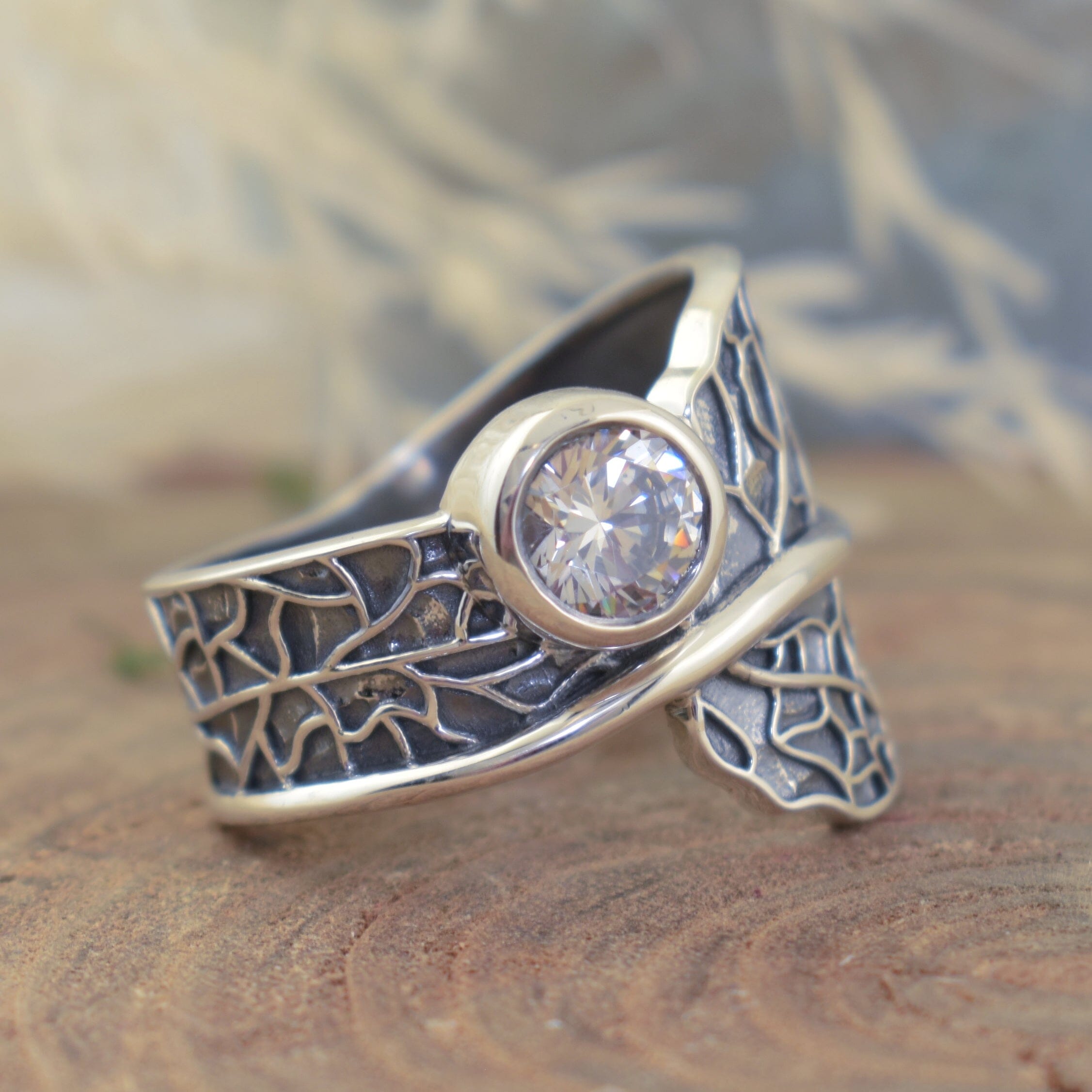Tropical-inspired .925 sterling silver ring with round cz stone