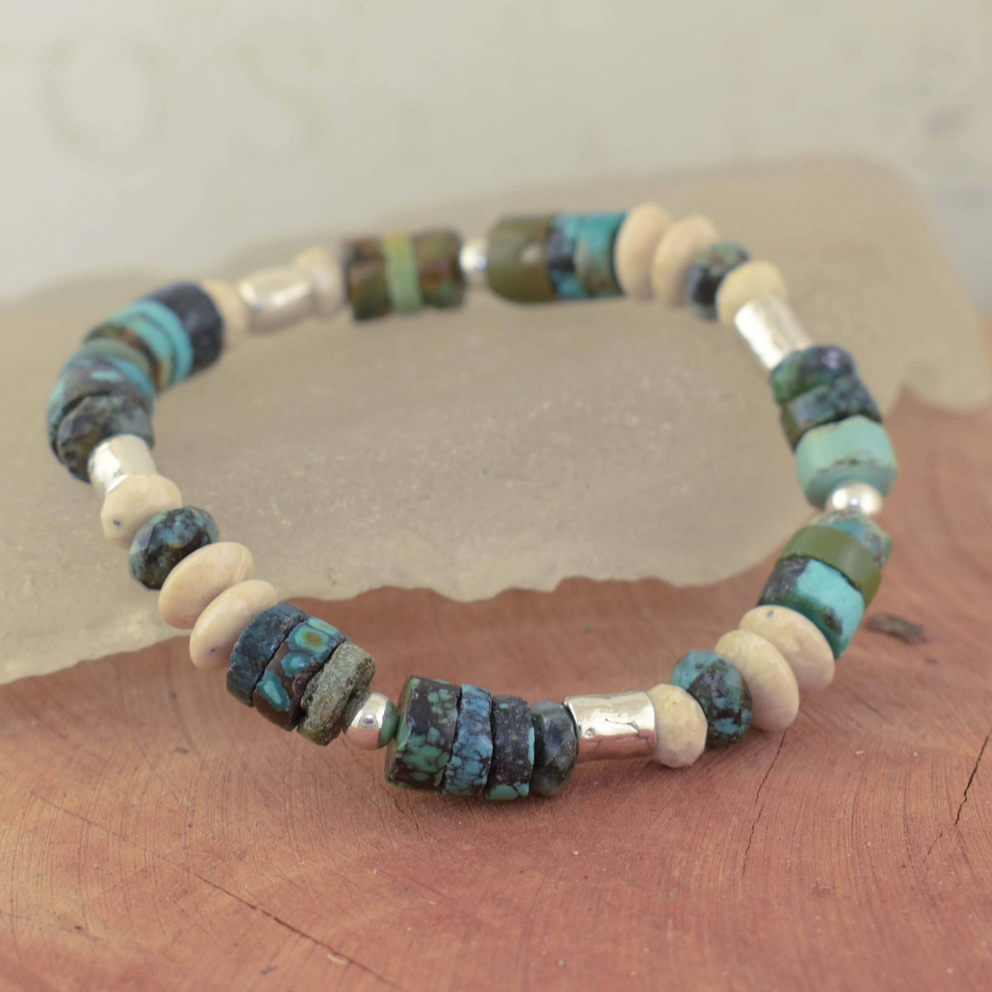 Stretching bracelet with stones that vary