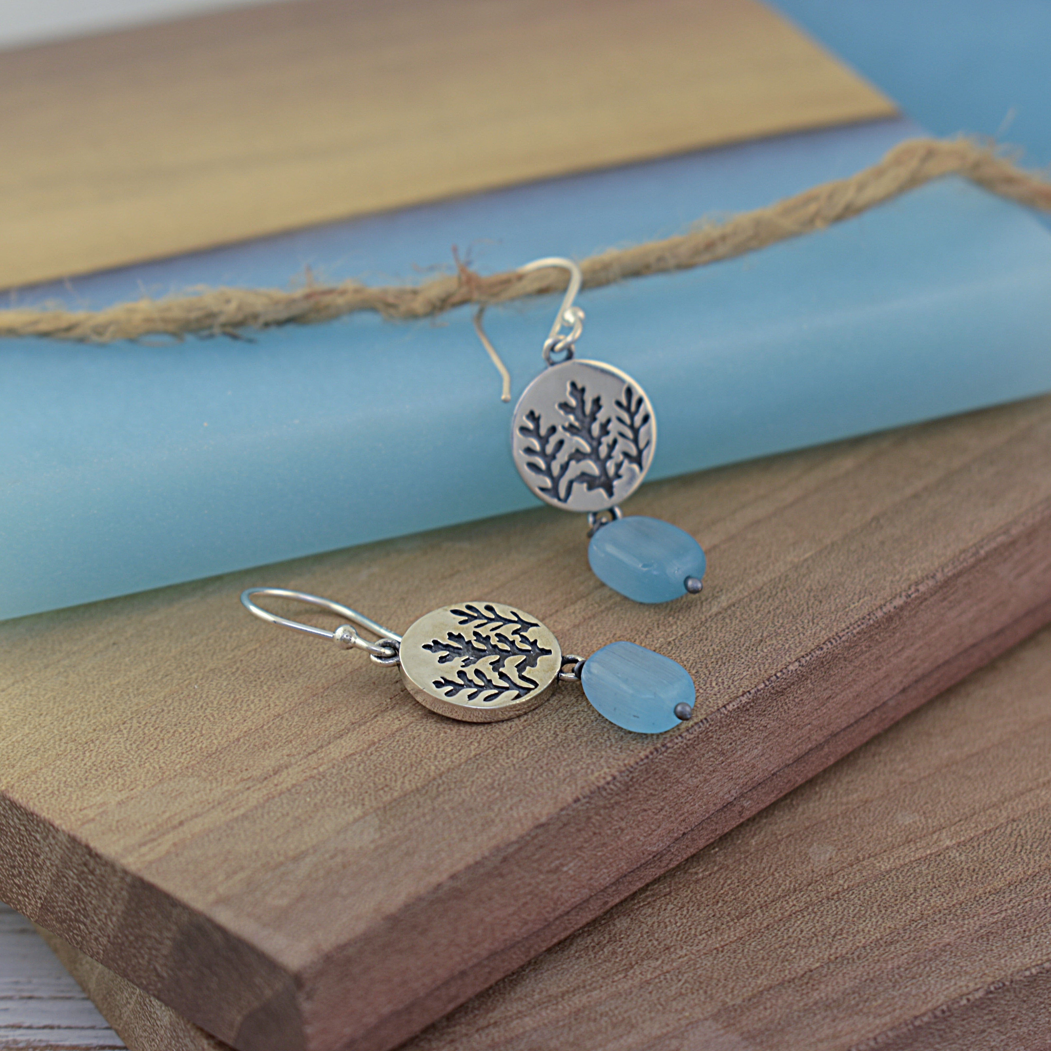 hook earring with dangling Aqua Mona Lisa Bead