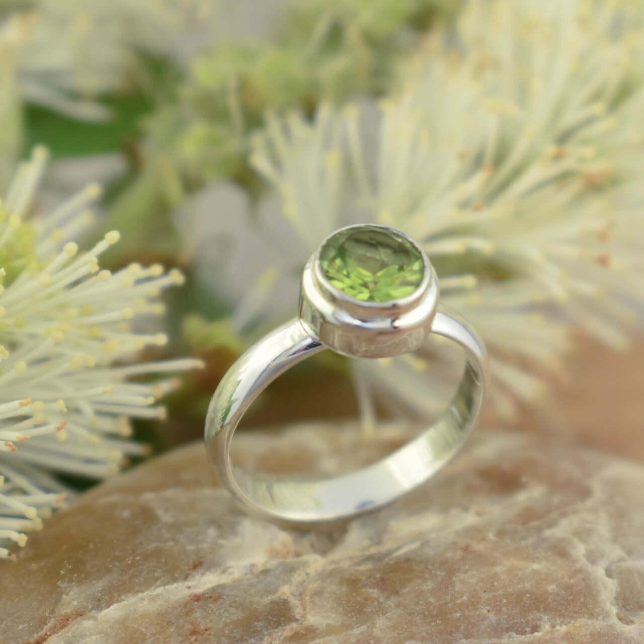 .925 sterling silver and peridot ring