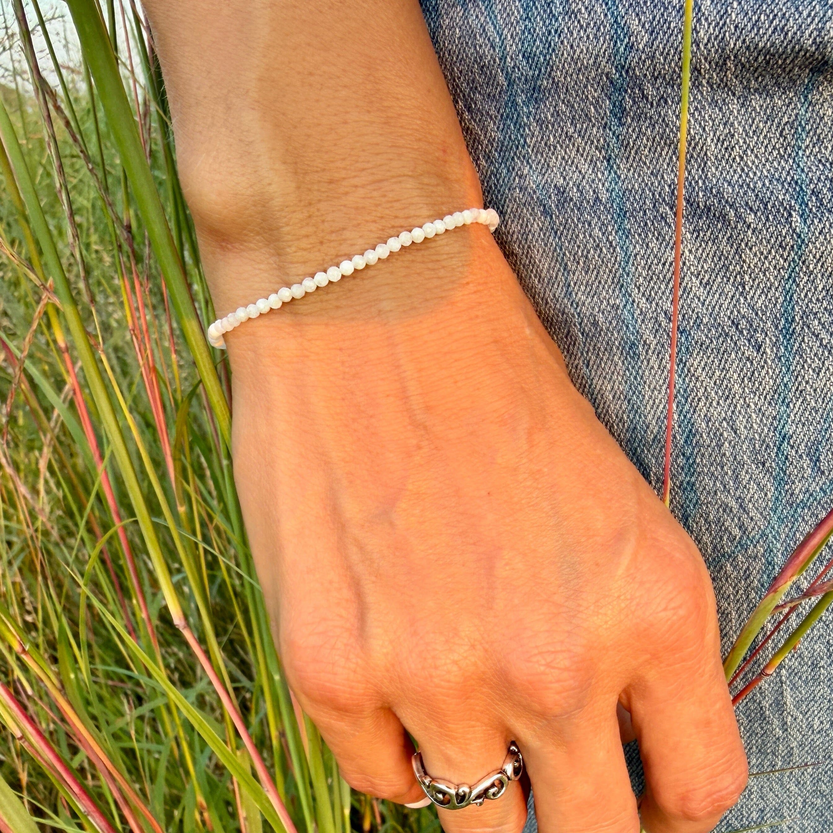 white stone stretch braceet