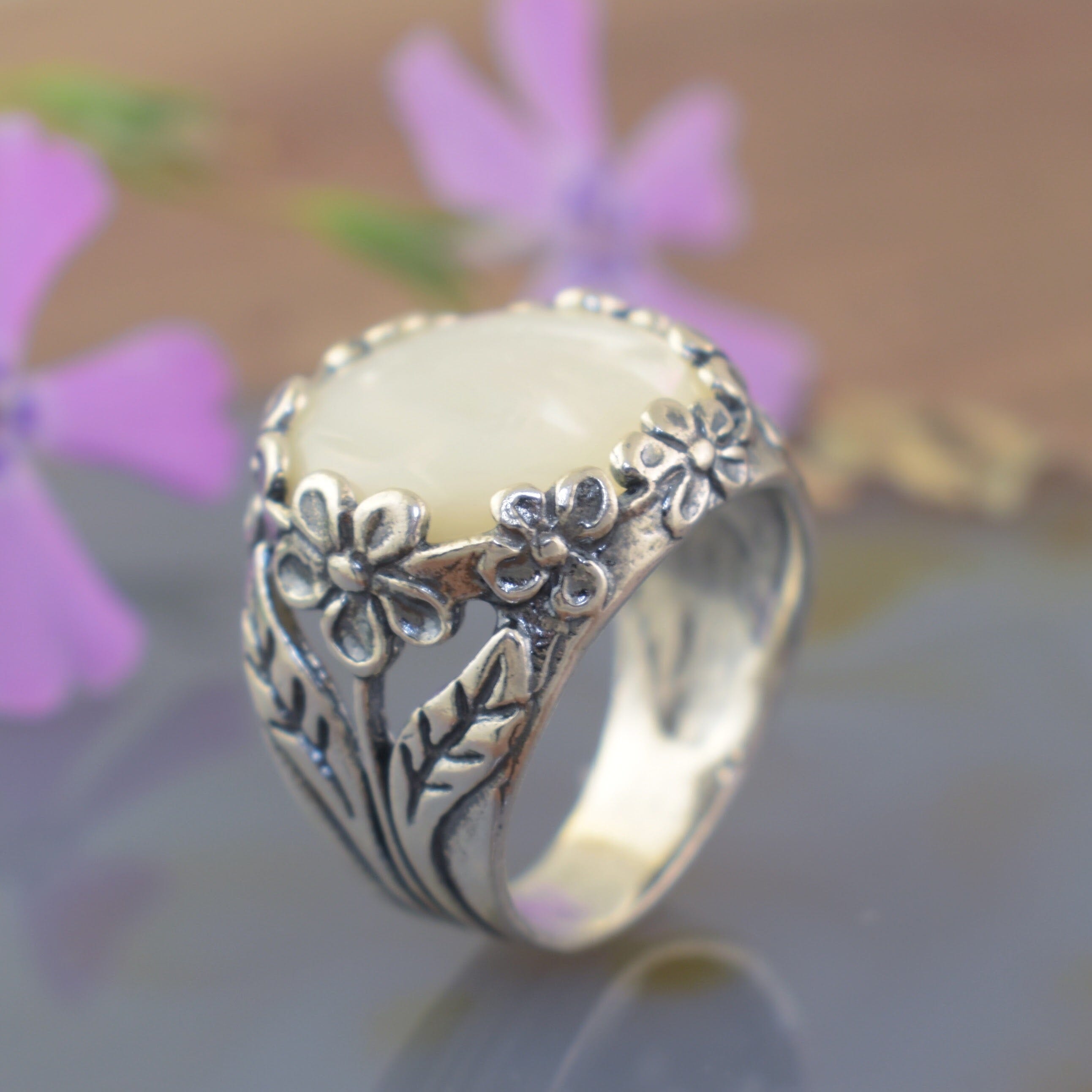 Flower detailed band ring