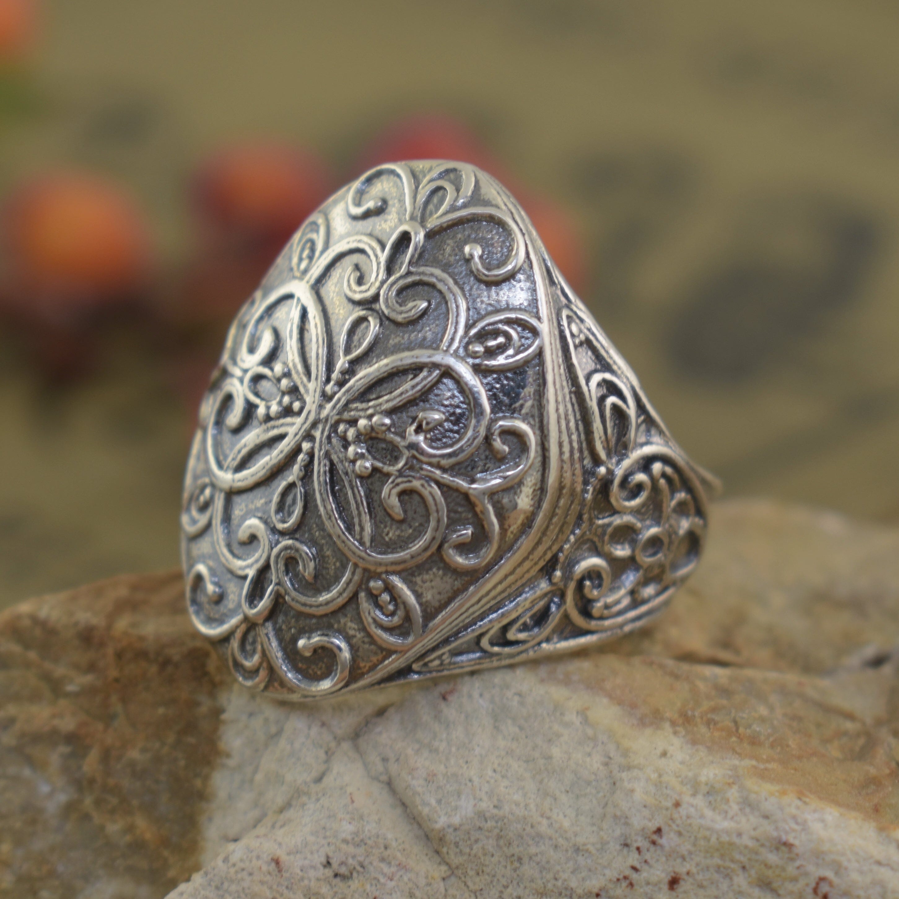 Large sterling silver ring with swirl detail