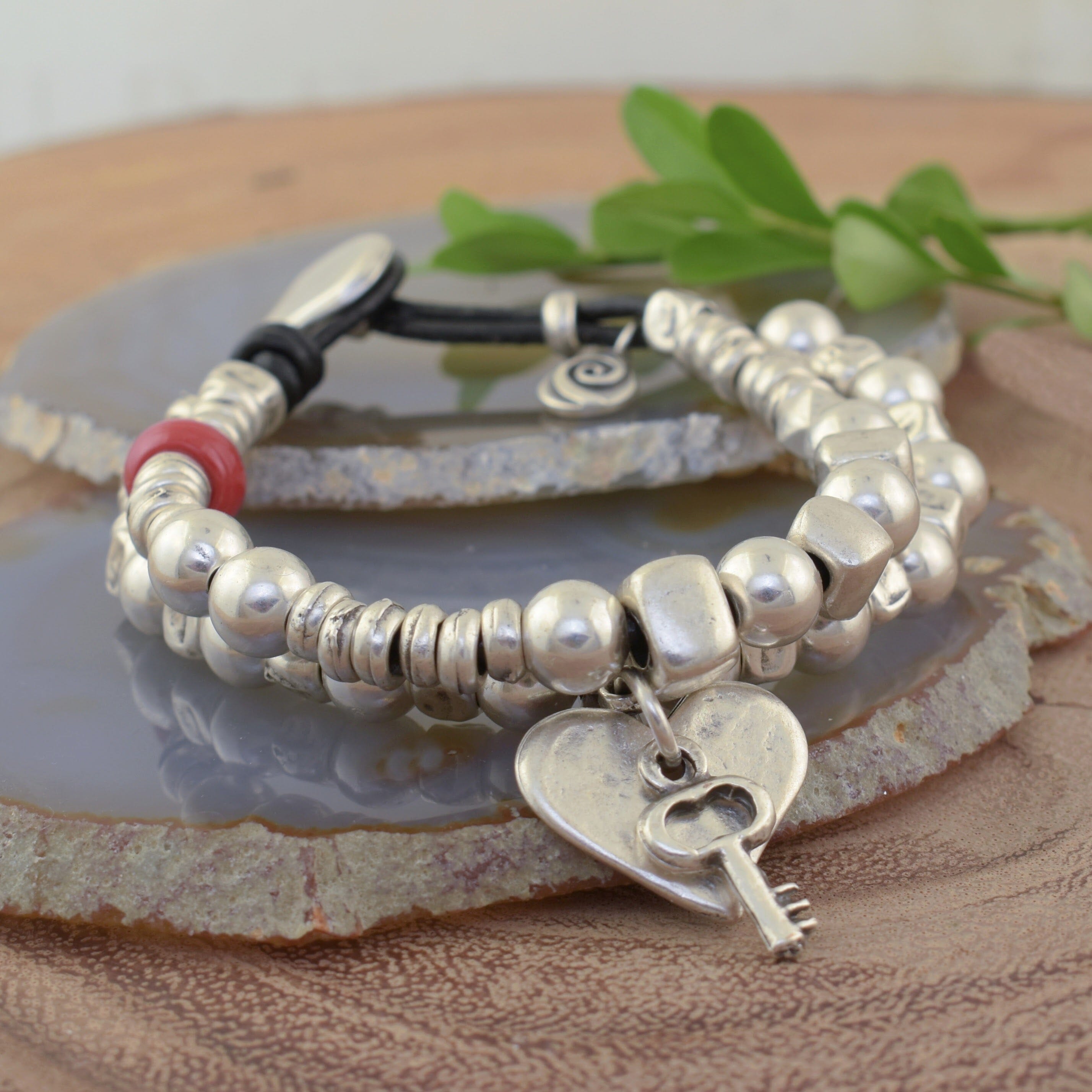 Zamak bead bracelet featuring a heart and key