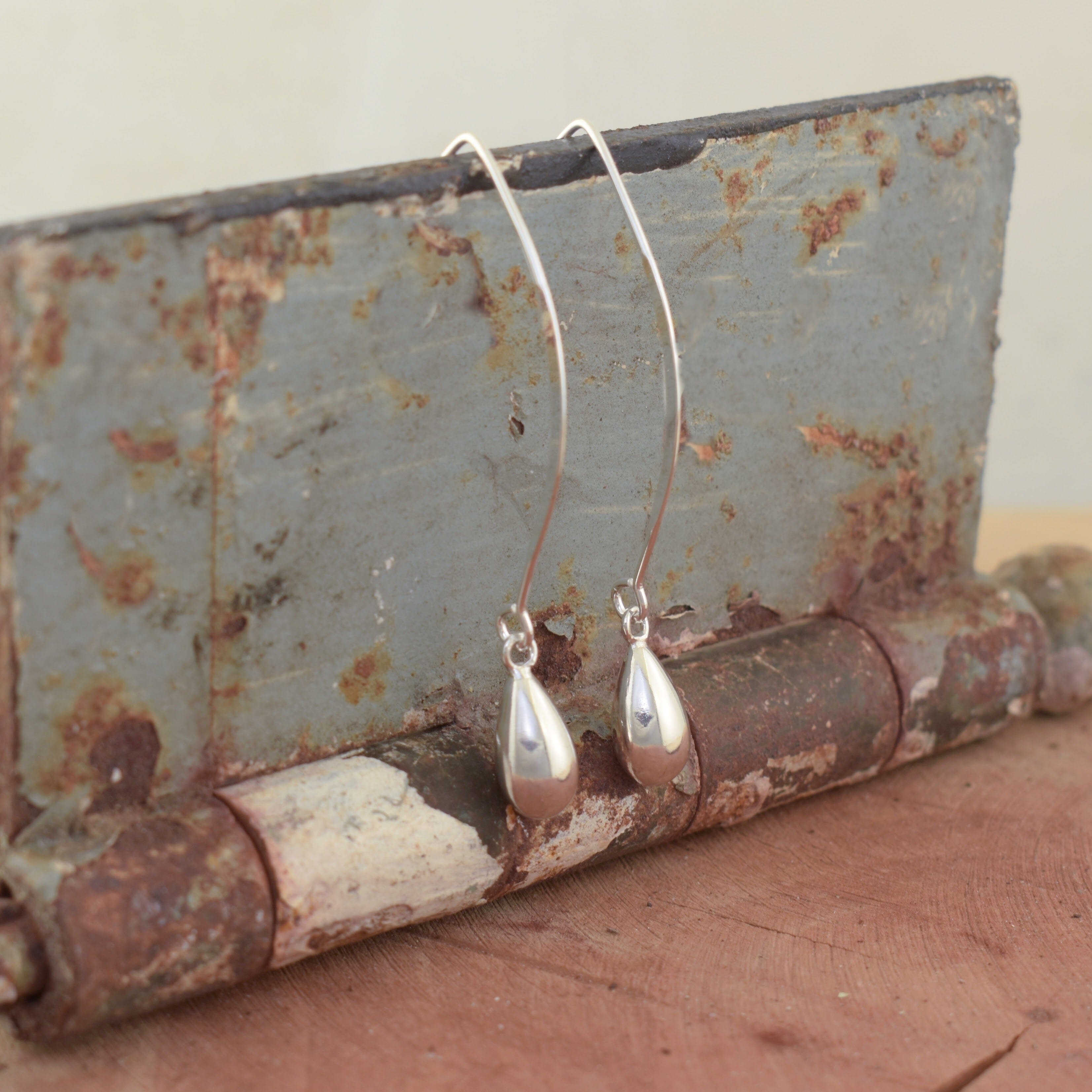 Simple dangling earrings