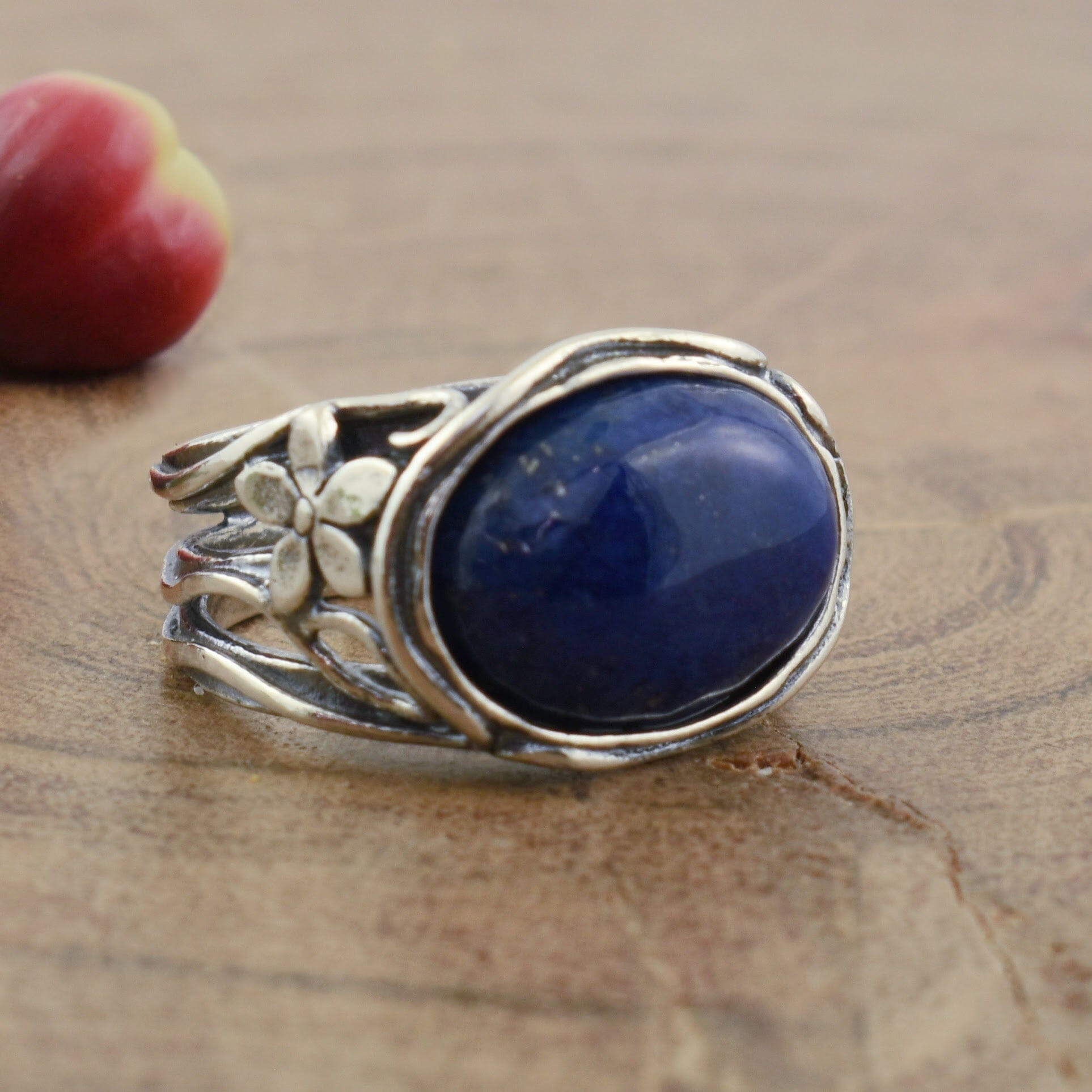 .925 sterling silver ring with oval shaped blue lapis stone