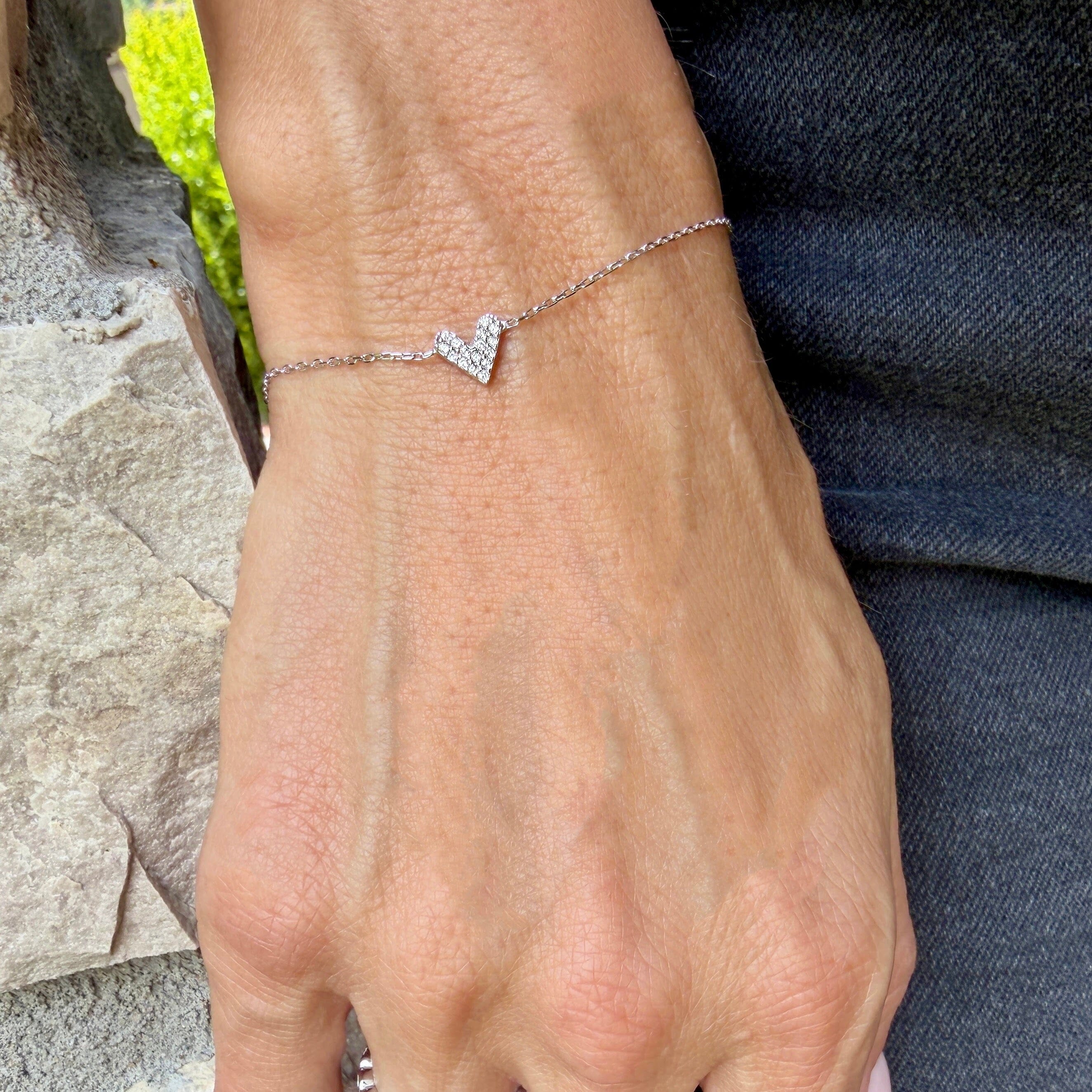 delicate sterling silver bracelet featuring a little cz-paved heart pendant