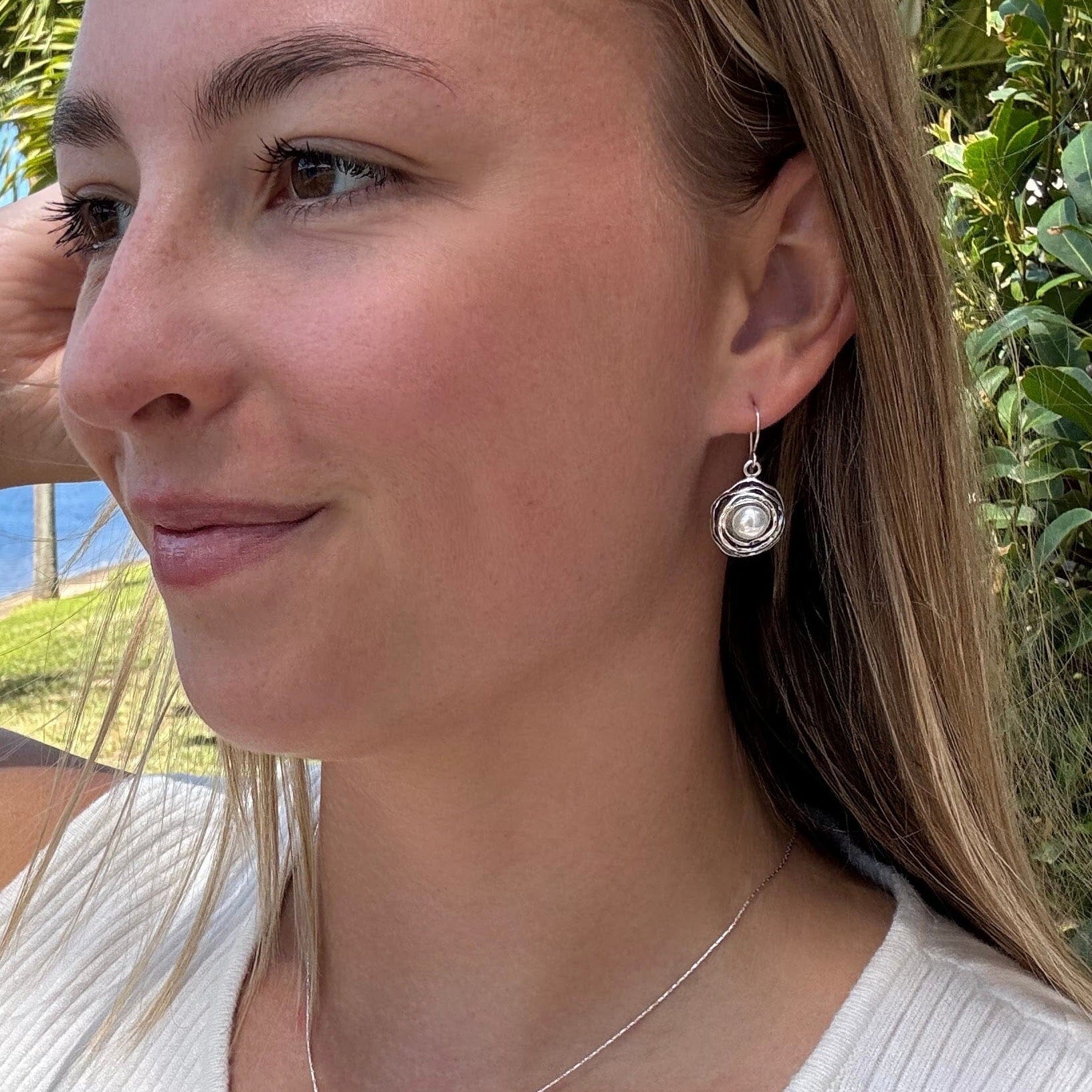 spun sterling silver dangling earring featuring a freshwater pearl center
