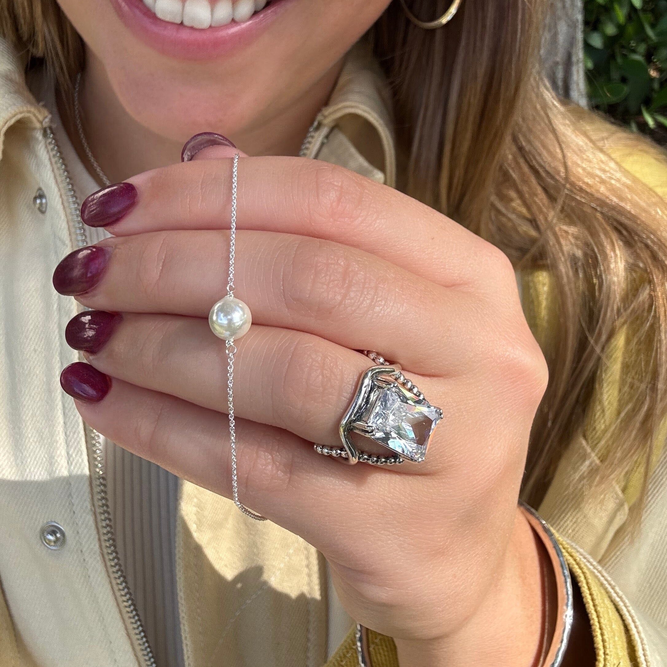 dainty silver bracelet featuring a single freshwater pearl center