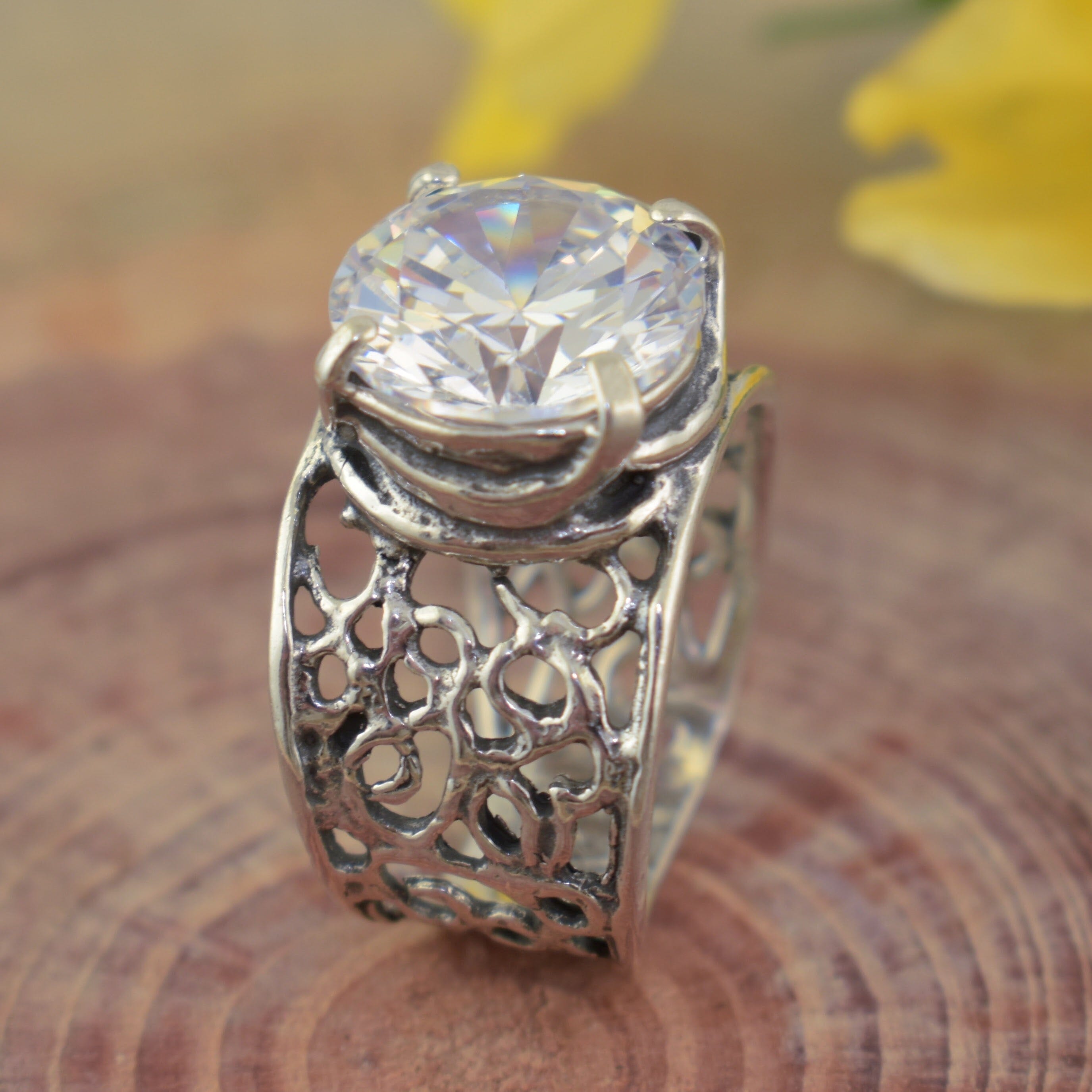 Detailed band with a prong set clear stone