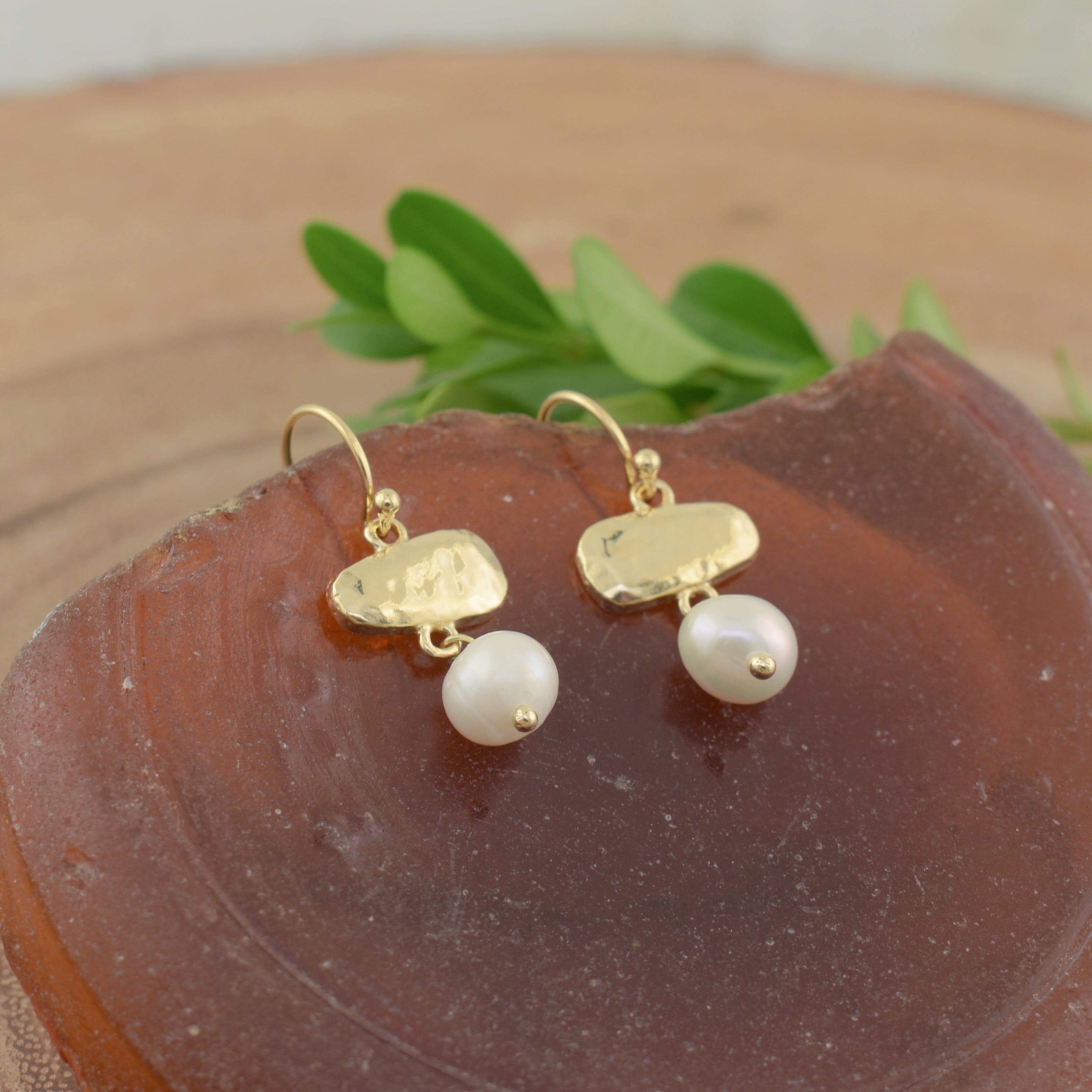 Gold plated earrings with hammered front