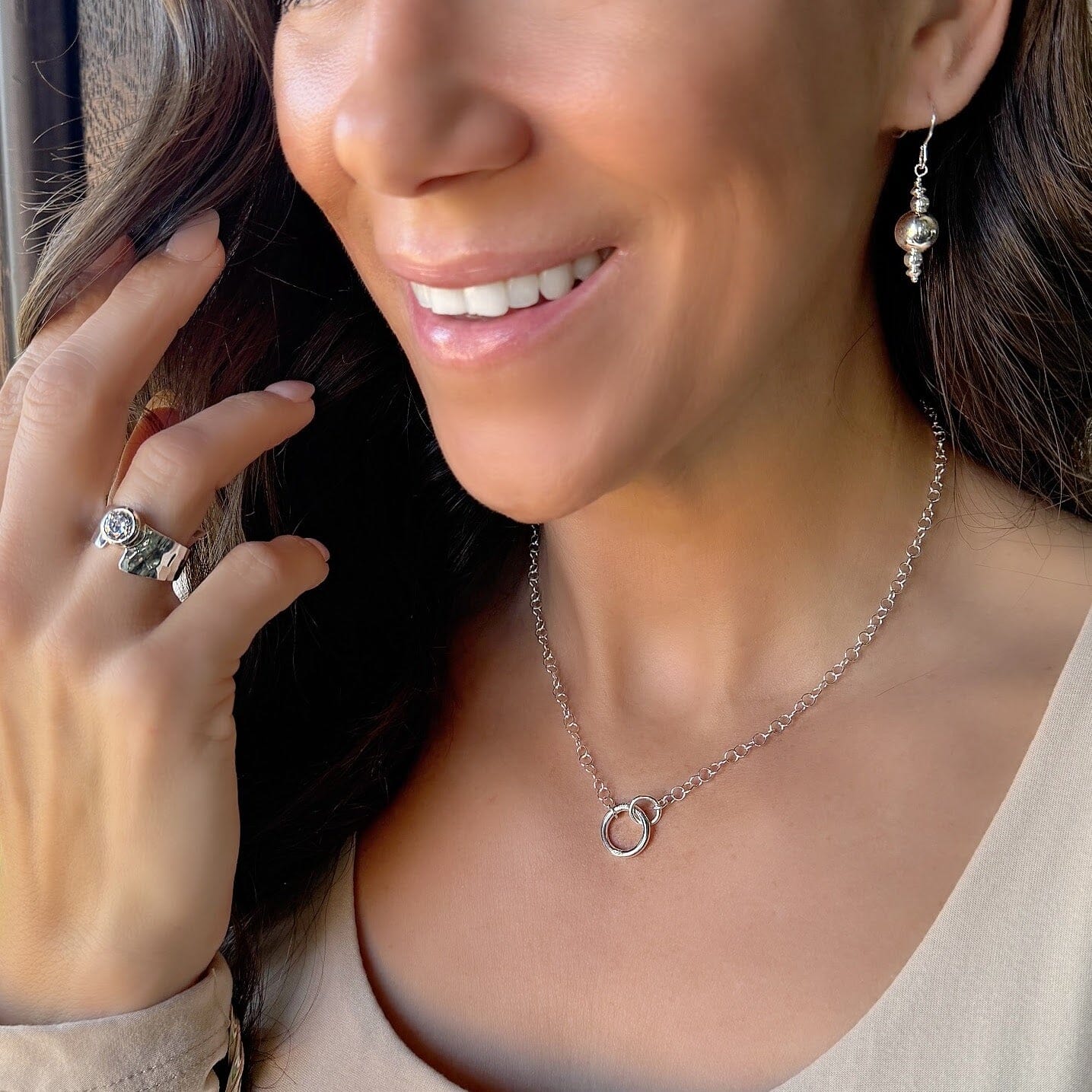 minimalist style interlocking circle necklace