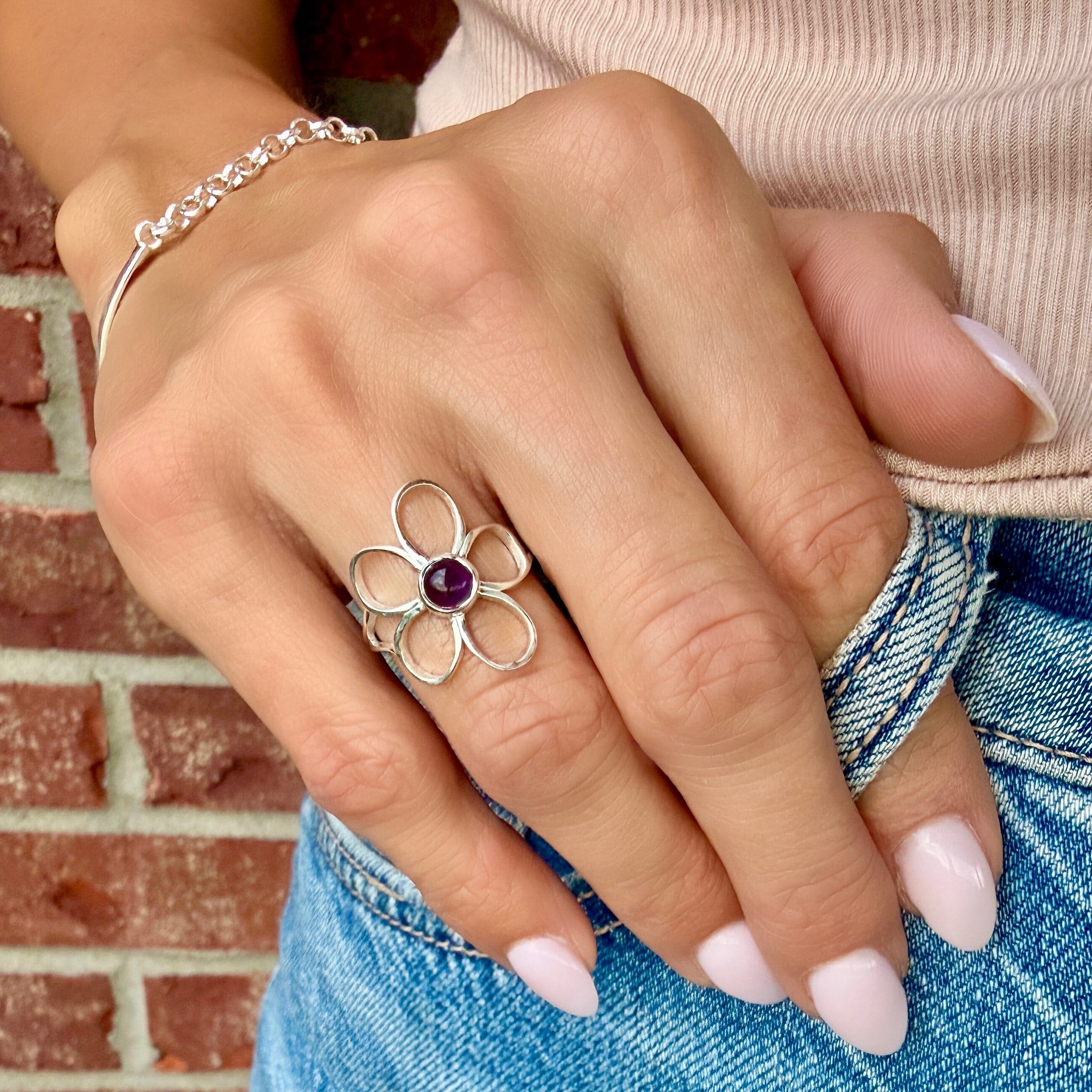flower-shaped ring in sterling silver with an amethyst center