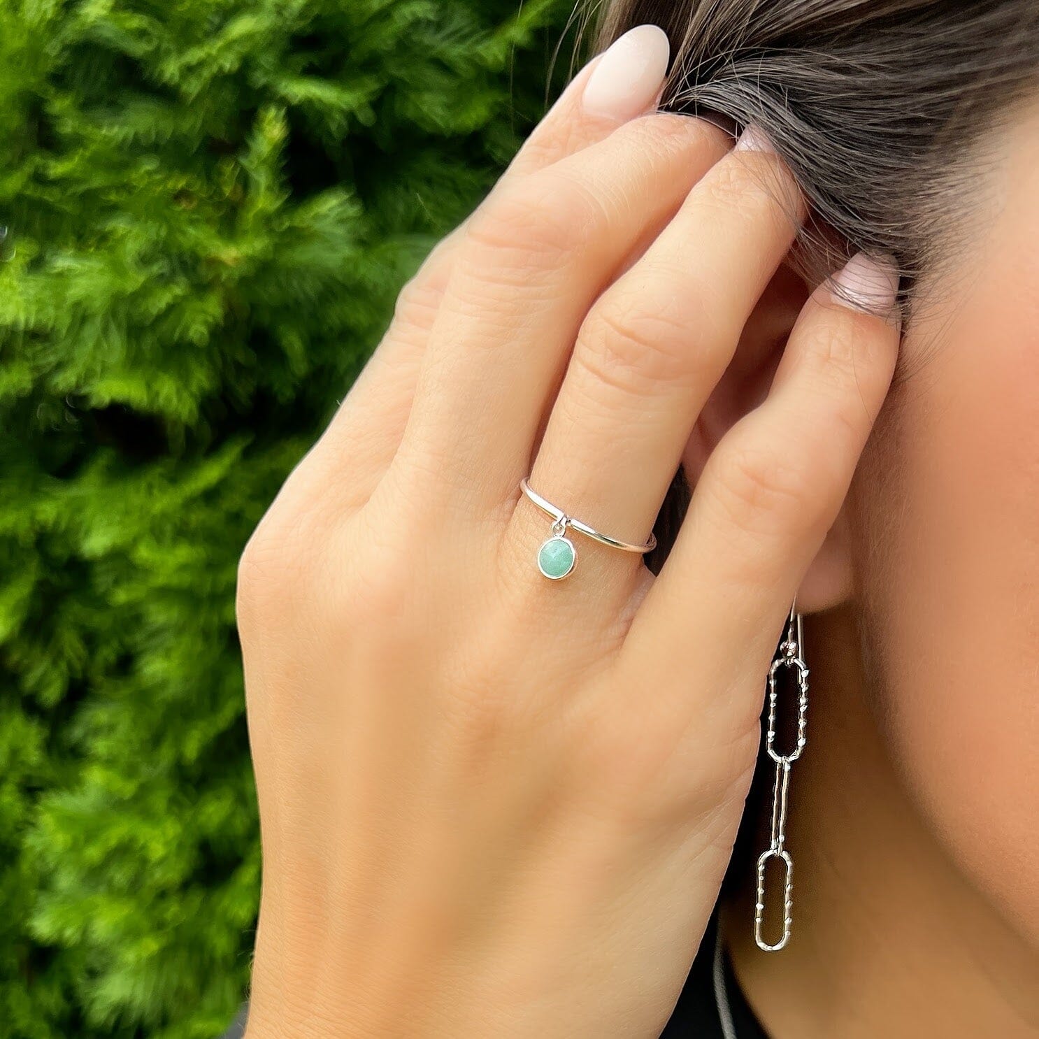 High polished thin adjustable band with a dangle stone