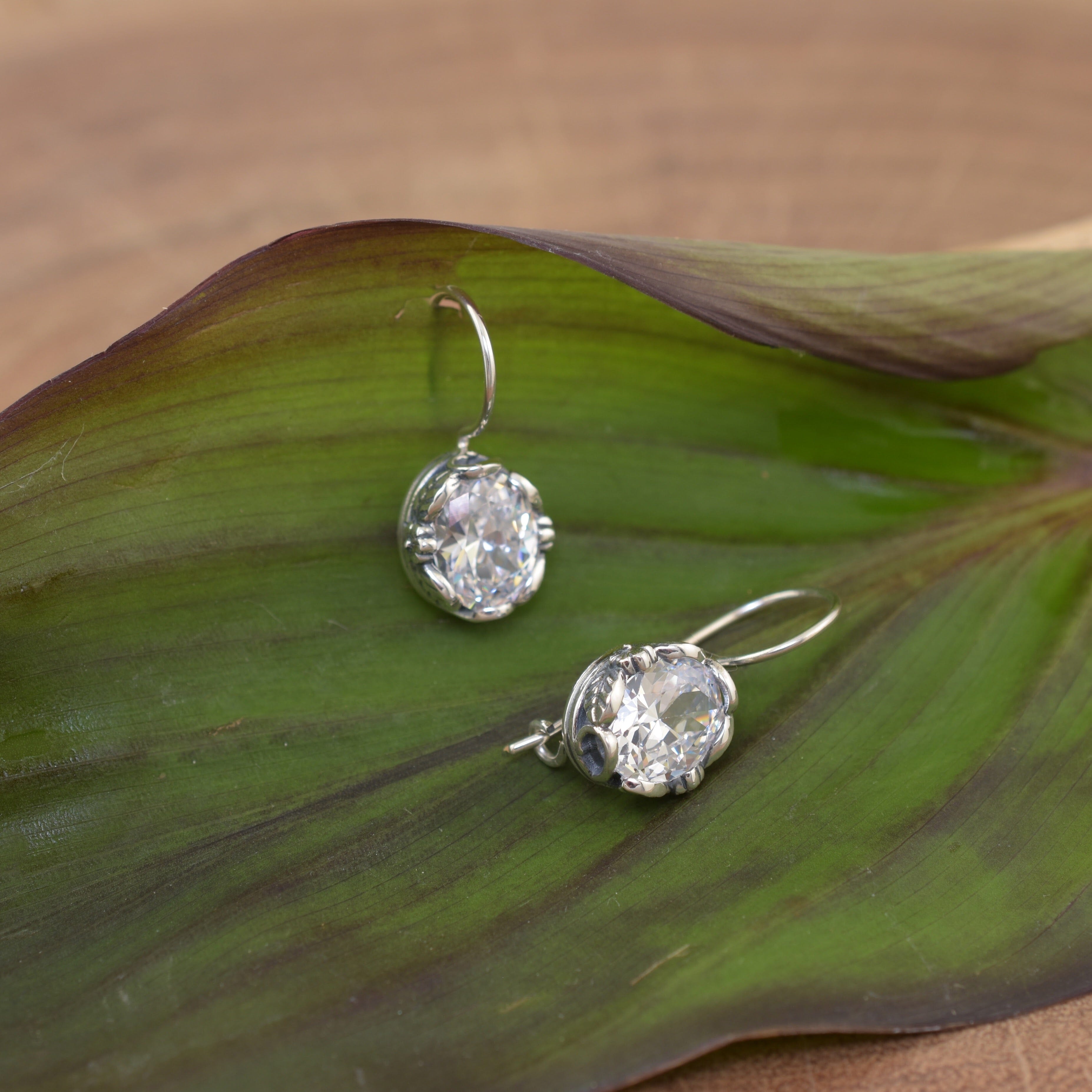 Flower and leaf design on the bezel of the earrings