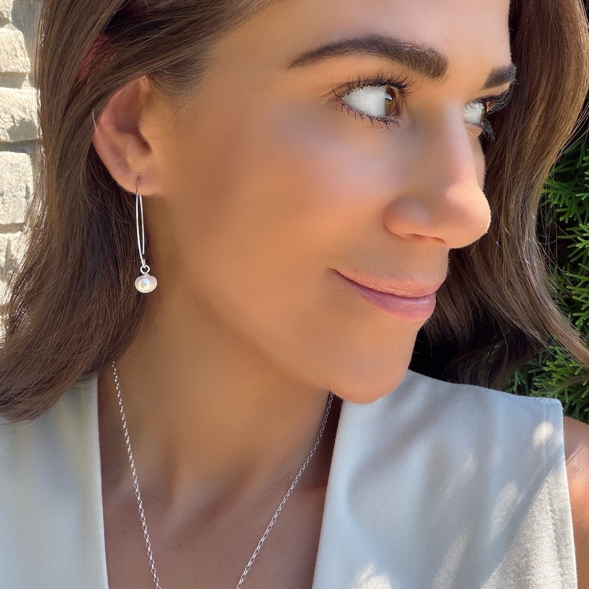 Hook dangle earrings with freshwater pearl