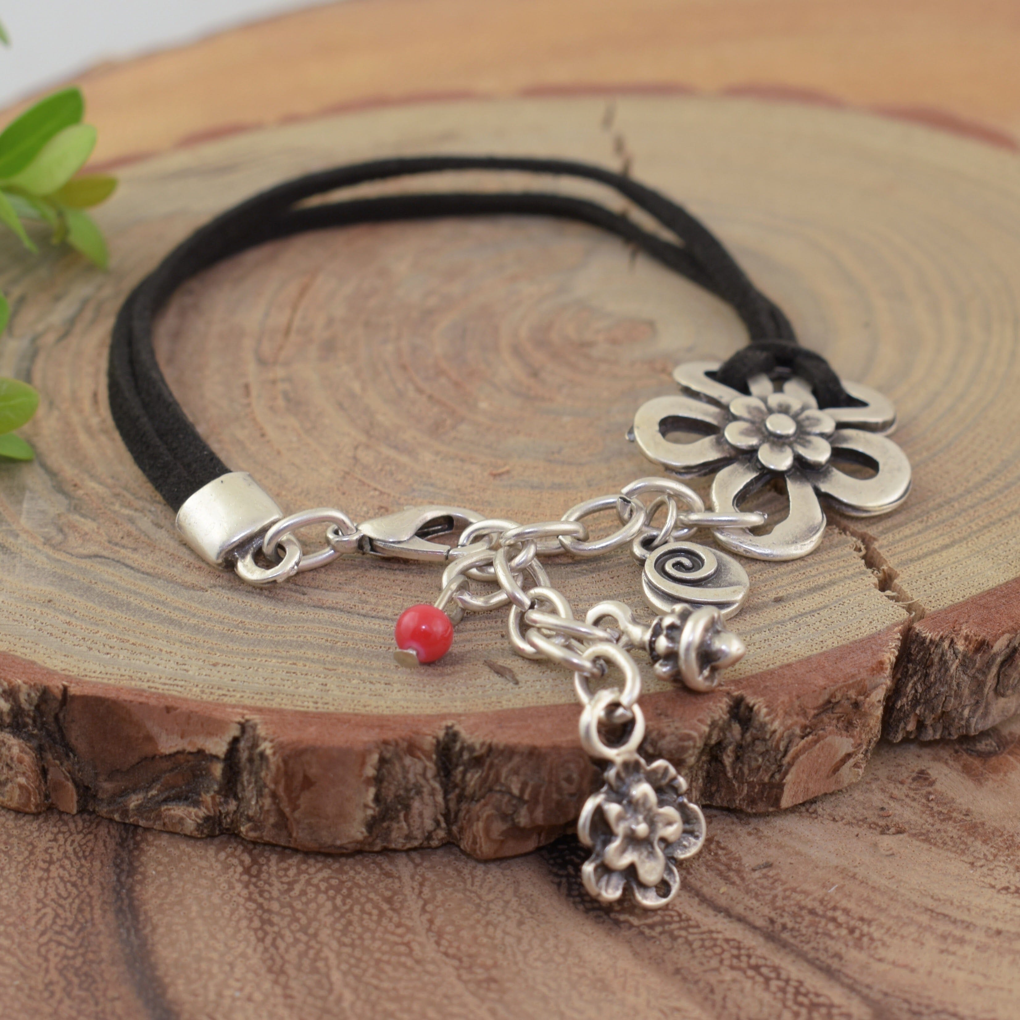 Zamak and leather bracelet with a flower and dangle design