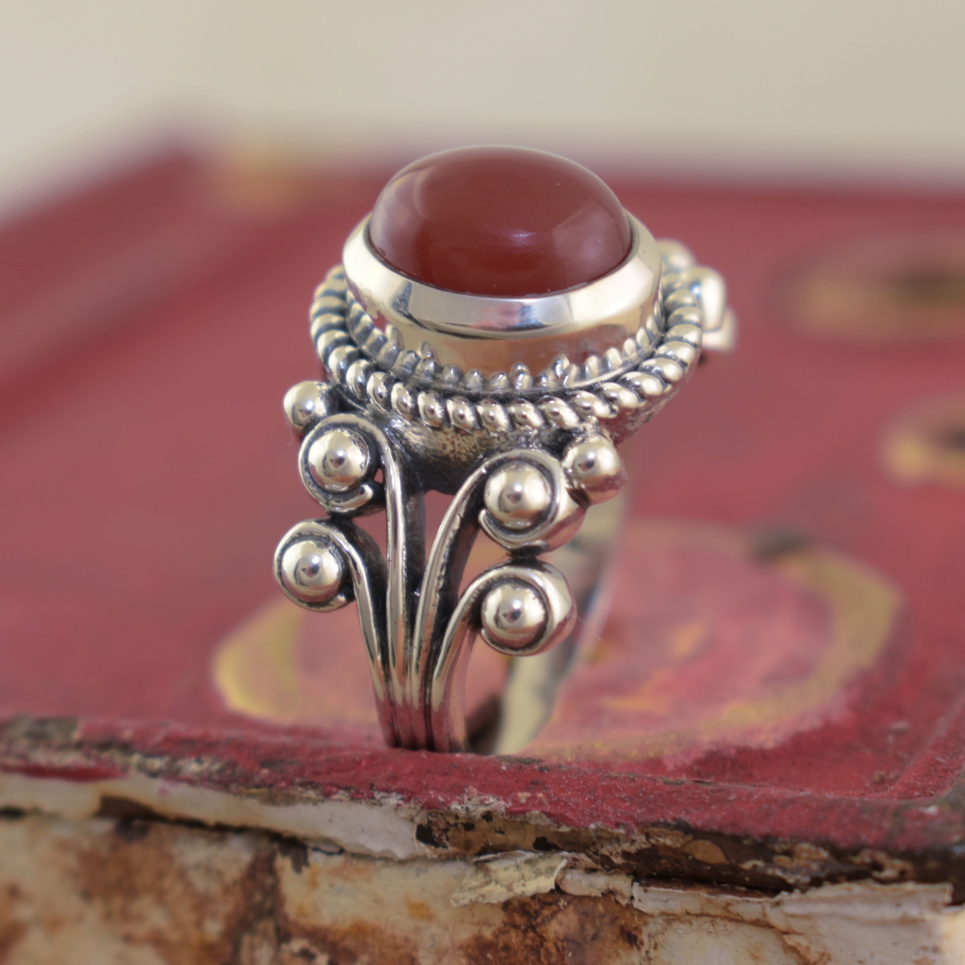 Detailed band oxidized high polished ring