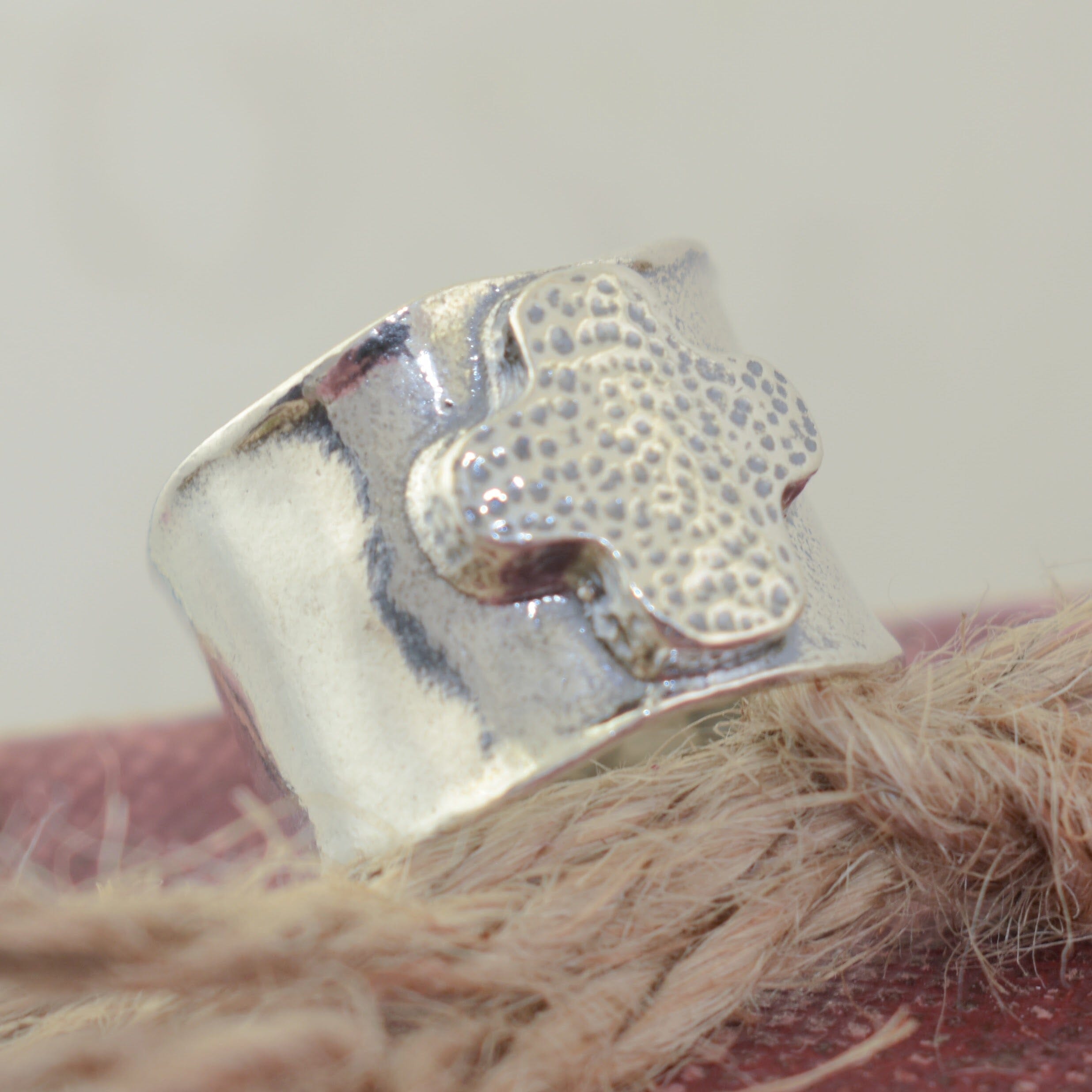  wavy edge of the band flows in an artistic free-form style