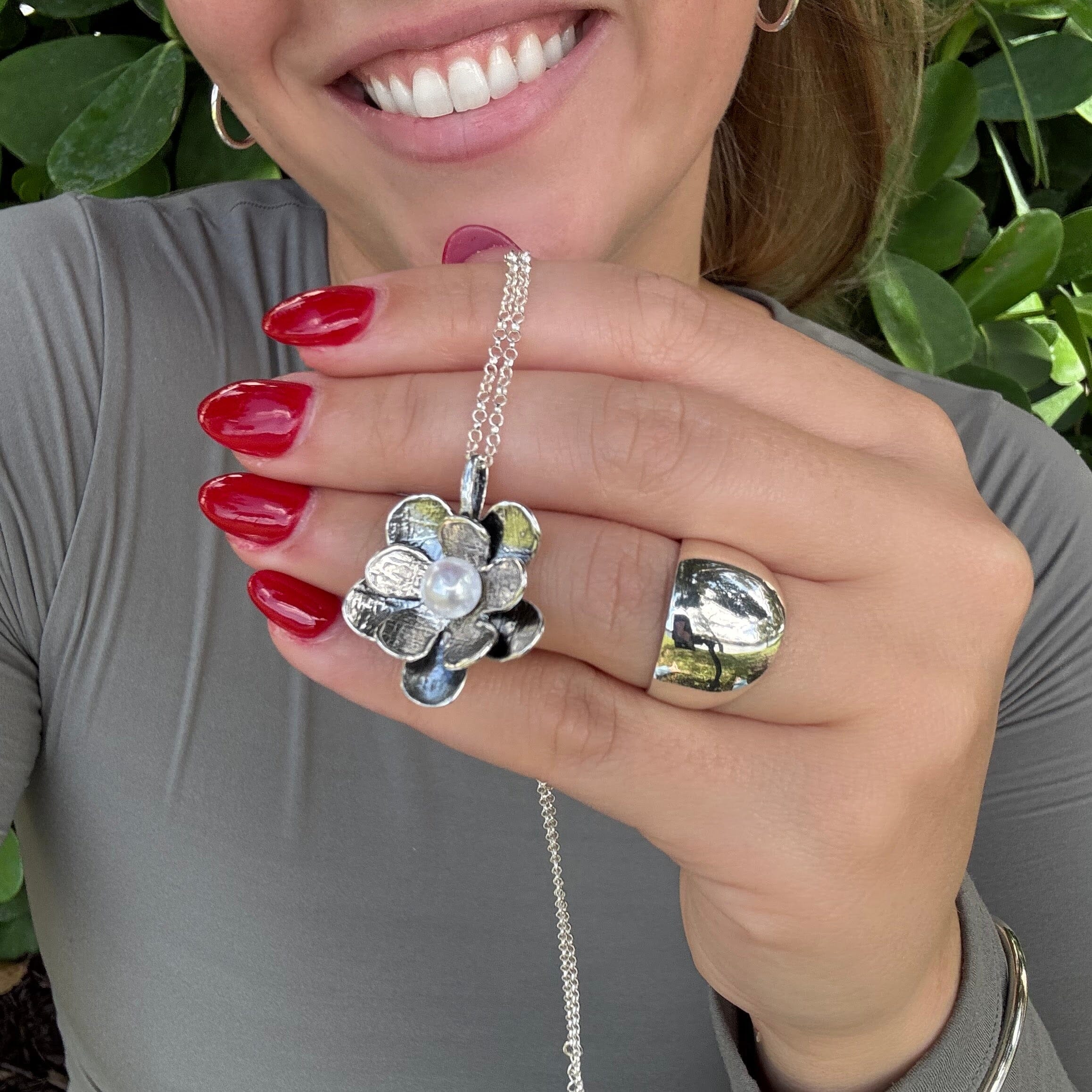 flower pendant necklace featuring a freshwater pearl center