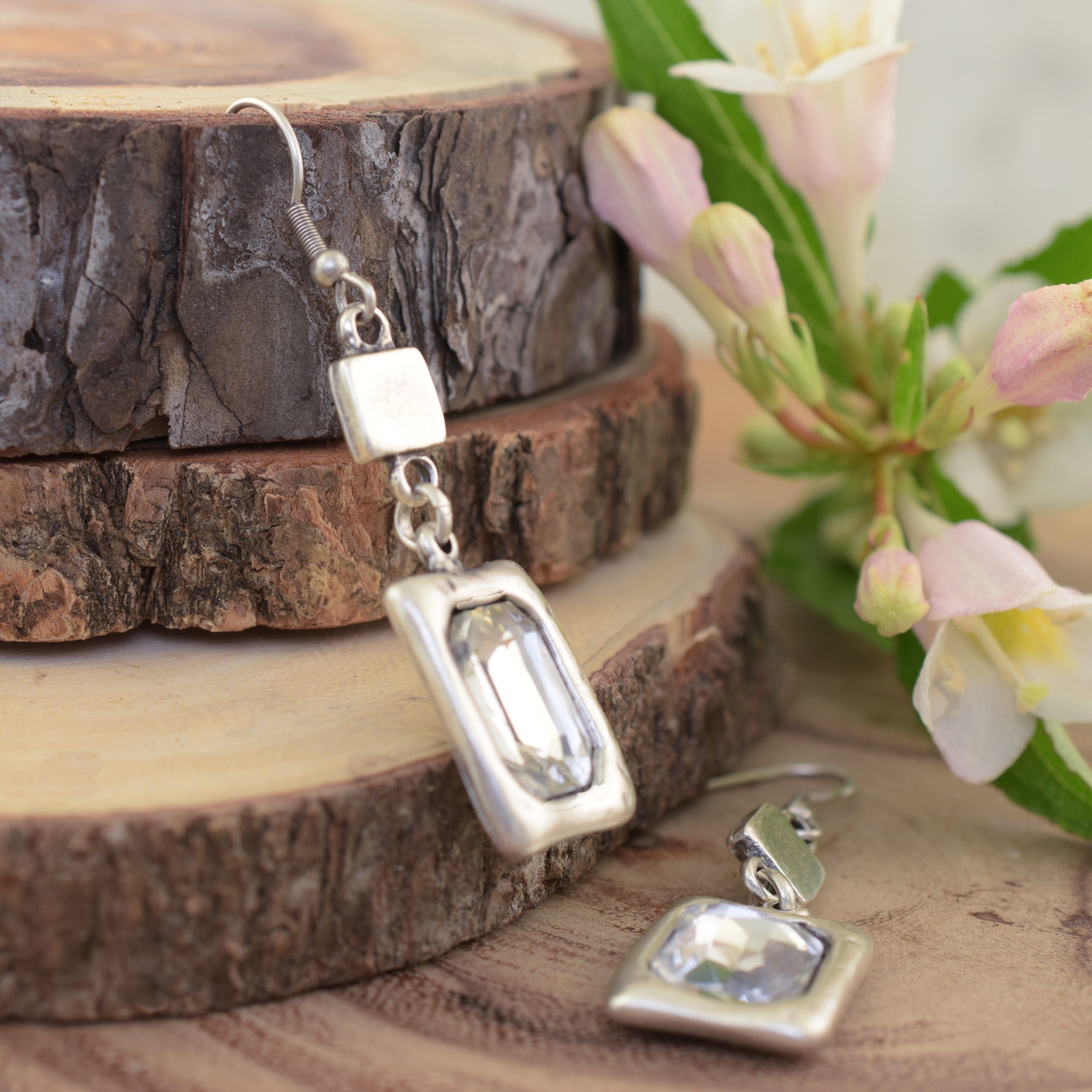 Dangle earrings with square details and clear stone