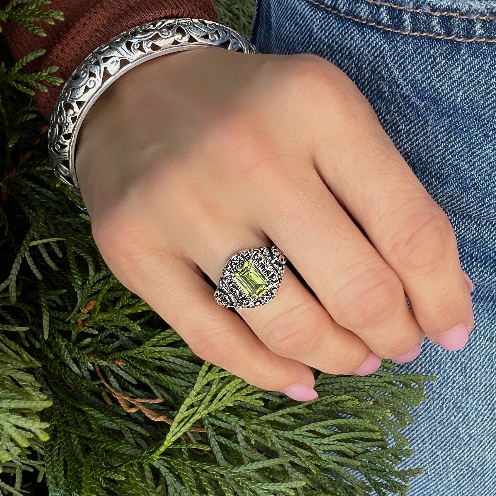 sterling silver vintage ring with a peridot square stone set in the middle 