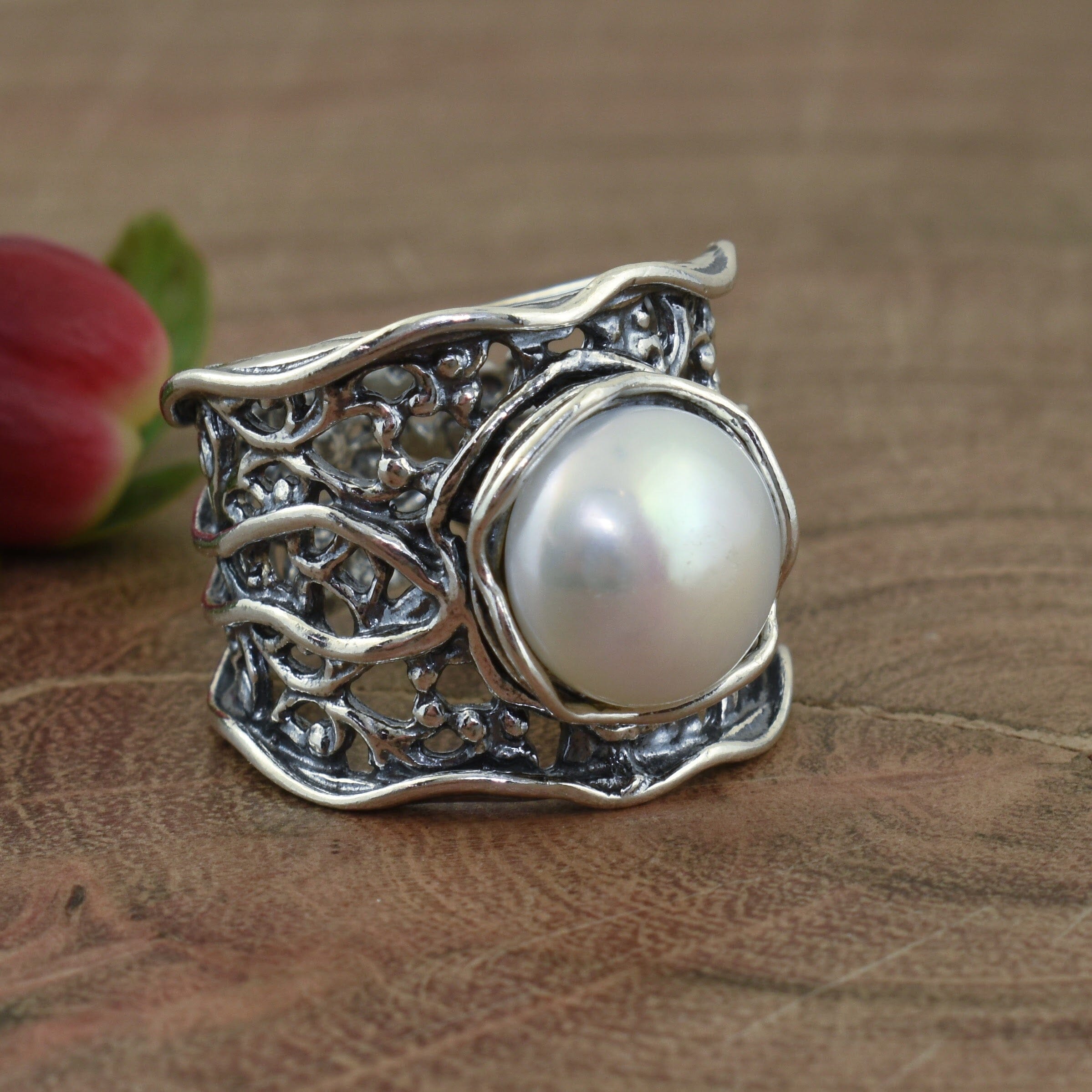 chunky filigree ring featuring freshwater pearl
