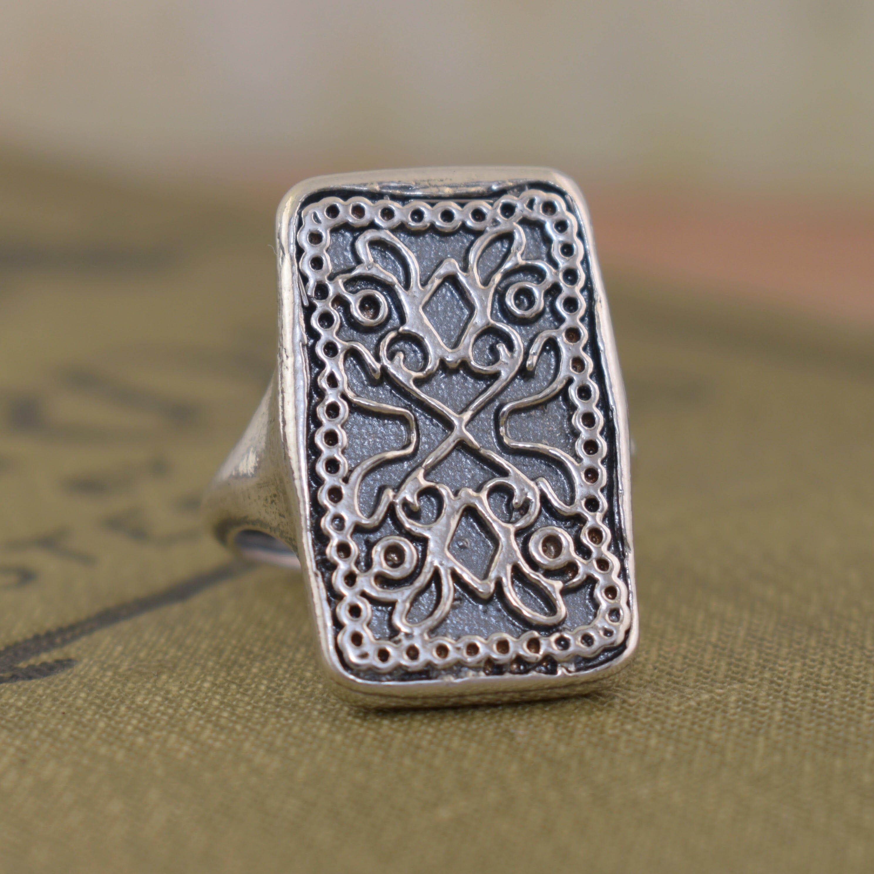 .925 sterling silver rectangular shaped ring with Victorian style design