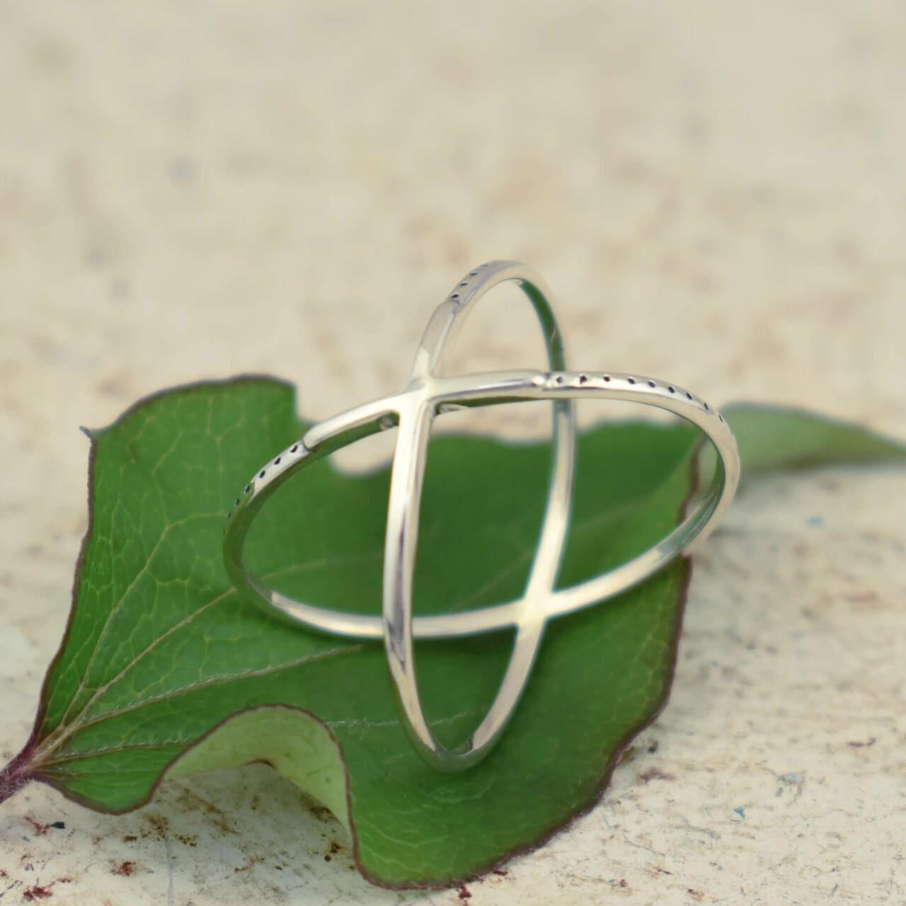 Criss cross ring in .925 sterling silver