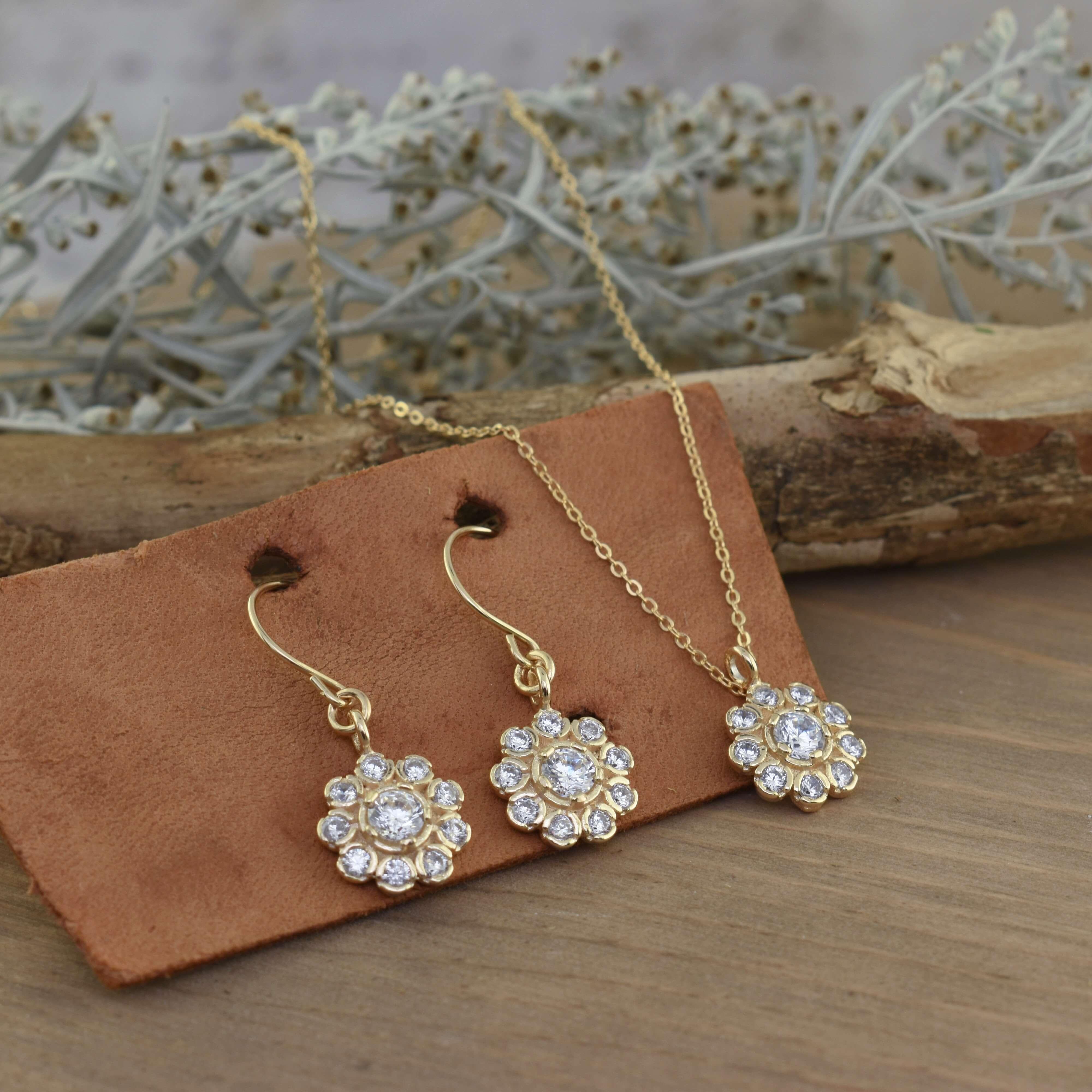 Lit'l Vintage Necklace and Earrings Set in Gold
