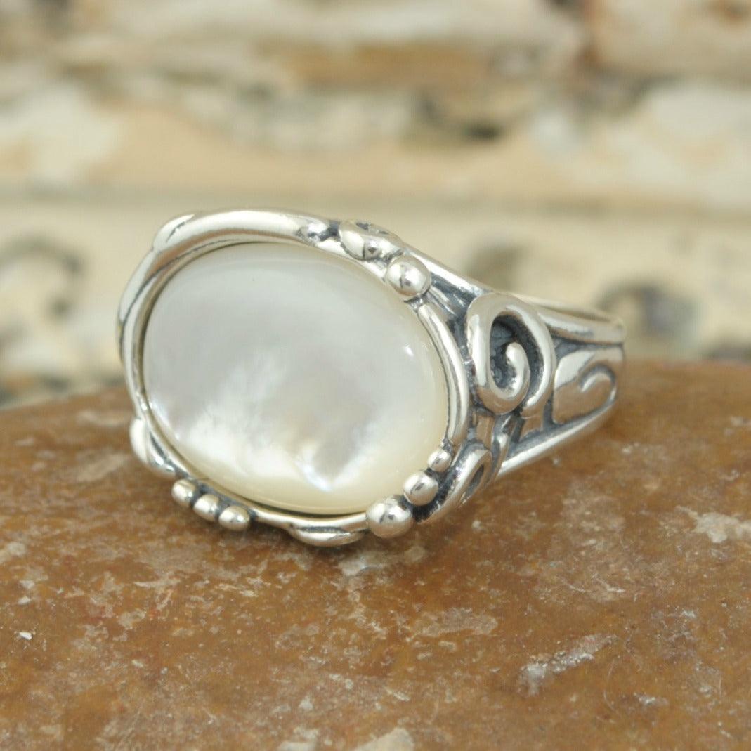 Oval cut mother-of-pearl ring 