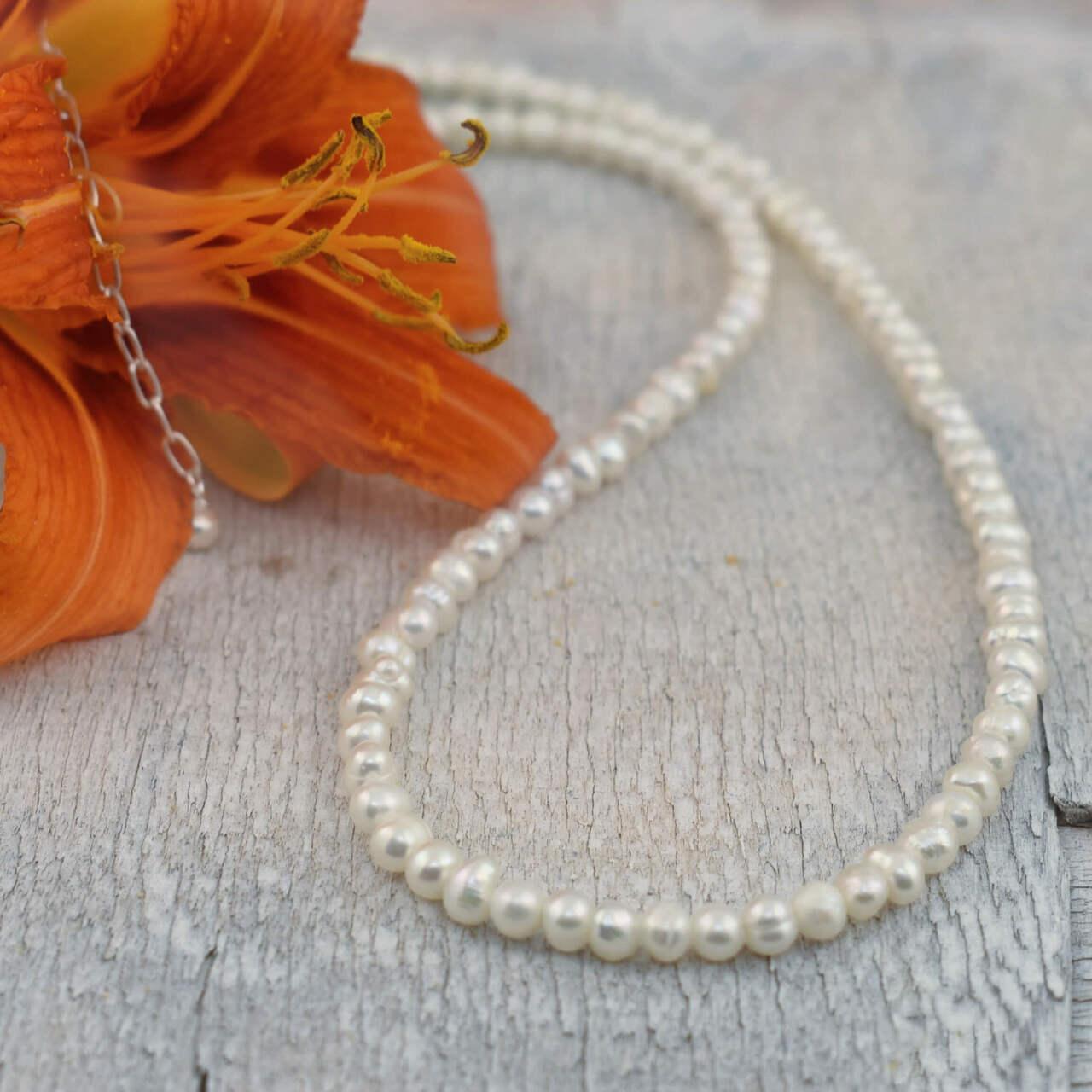 Pearl strand necklace Simplicity